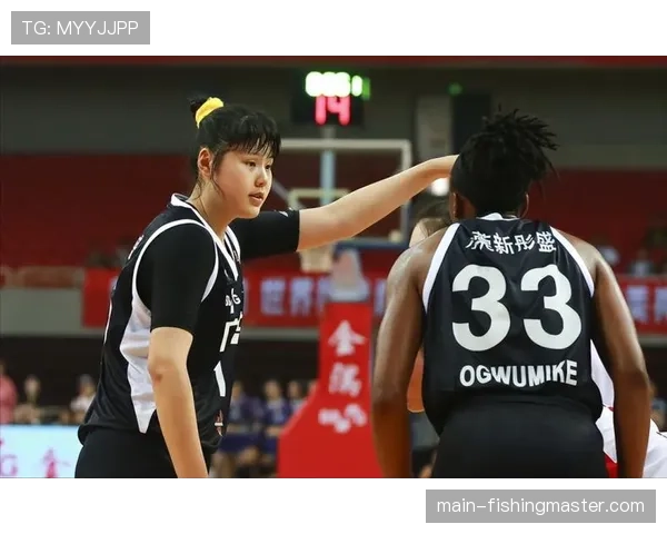 状元秀阿齐·福德与女友佩奇·布克尔斯将在WNBA赛场再度携手